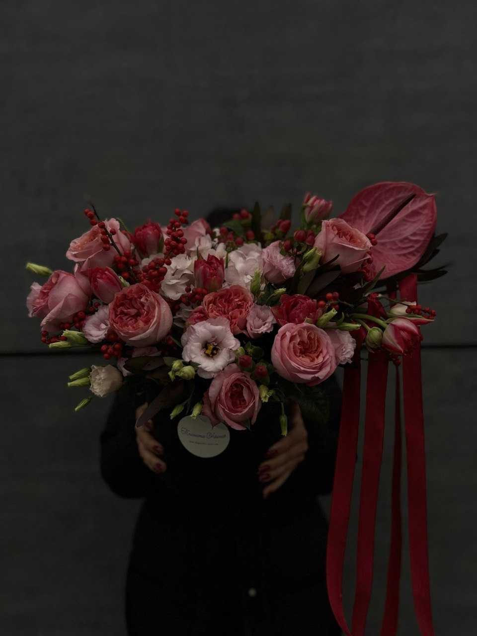 Композиція з квітів в коробочці від